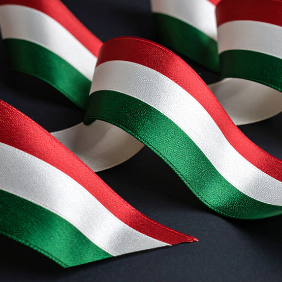 wstęgo w kolorach flagi Węgier