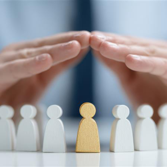 ręce ochraniające figurki ludzi