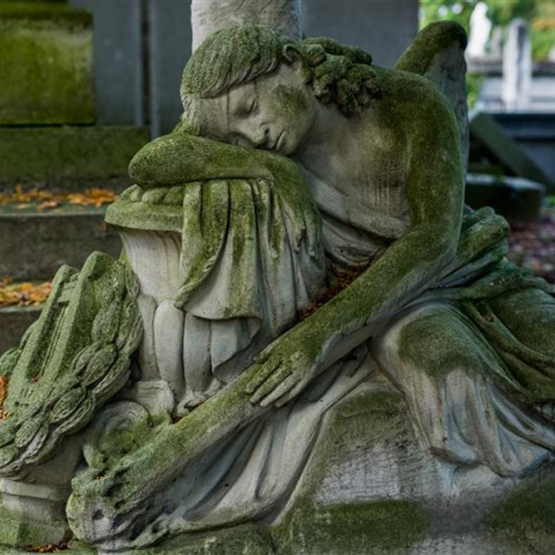 pomnik na cmentarzu śpiący anioł