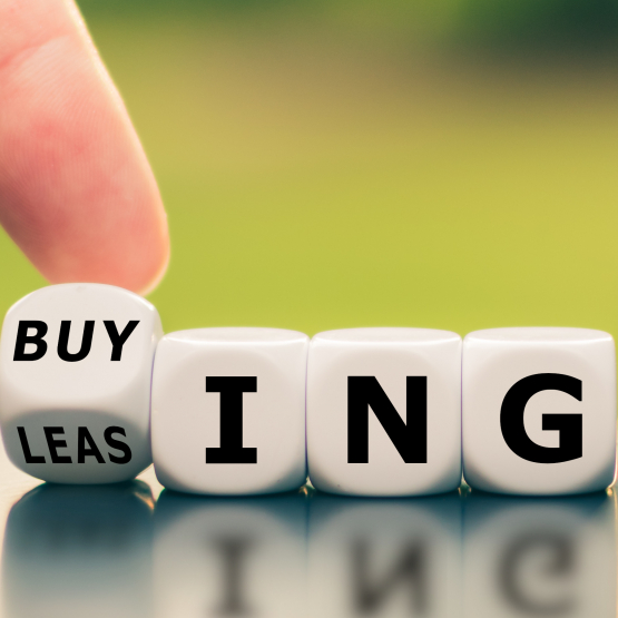 grafika kolorowa przedstawiająca kostki do gry z napisem buy/leasing