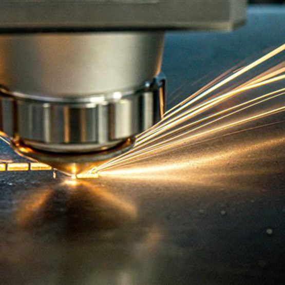 na zdjęciu urządzenie laserowe tnące metal