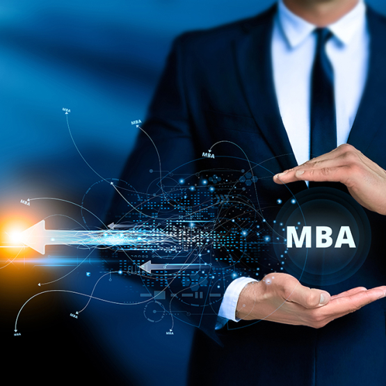 mężczyzna trzymający w dłoniach napis MBA