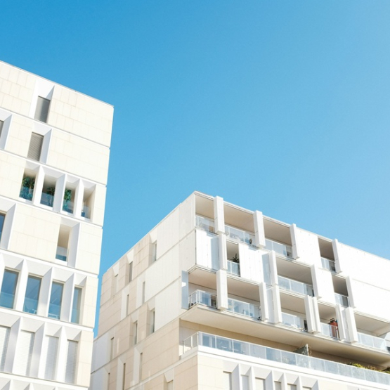 białe budynki mieszkalne na tle nieba