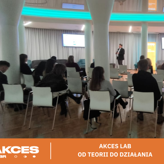 zdjęcie grupy osób na sali na dole pomarańczowy pasek z logami