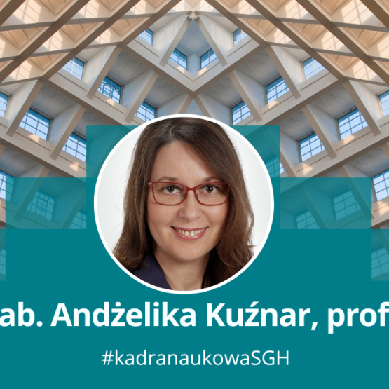 głowa kobiety na tle piramidy auli spadochronowej