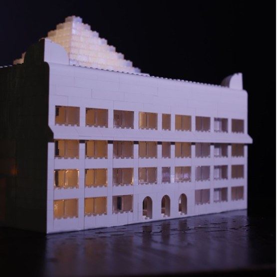 zdjęcie budynku z klocków Lego na czarnym tle