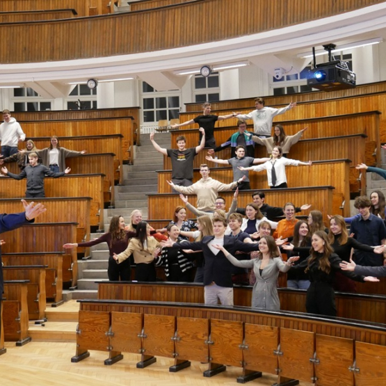 uczelniana aula wypełniona licznymi gośćmi 