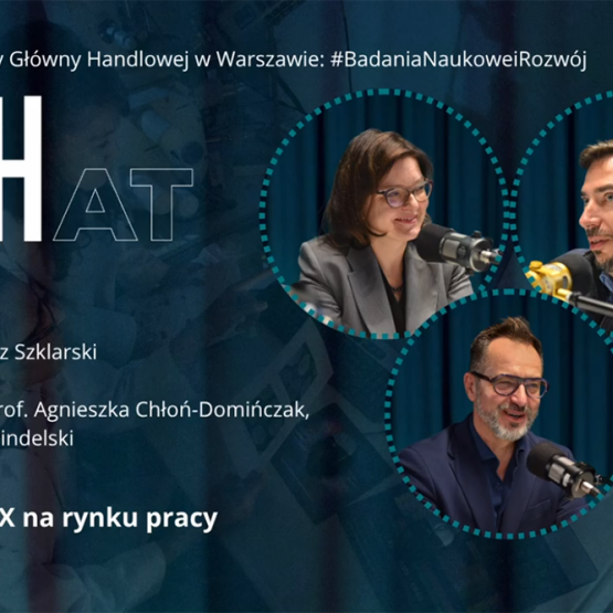 trzech rozmówców w kołeczkach na granatowym tle