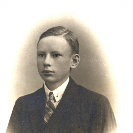 zdjęcie młodego mężczyzny w garniturze w kolorze sepii