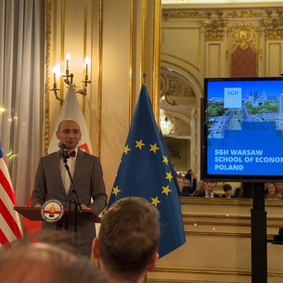 zdjęcie mężczyzny na tle flagi USA i UE