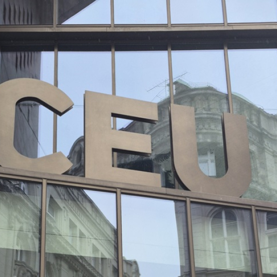 akronim CEU na fasadzie budynku uniwersytetu