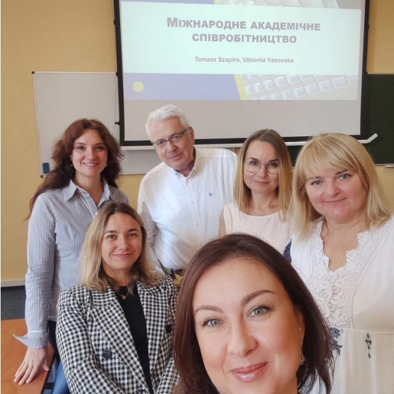 zdjęcie grupowe kilkorga naukowców