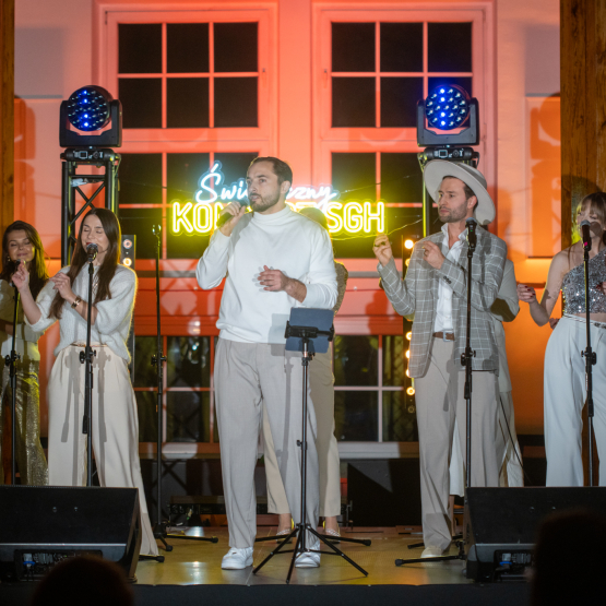 zespół śpiewa na scenie na koncercie świątecznym