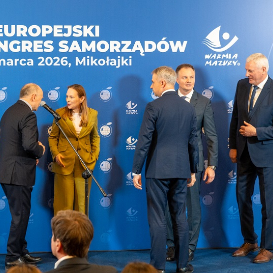 kilka osób na scenie