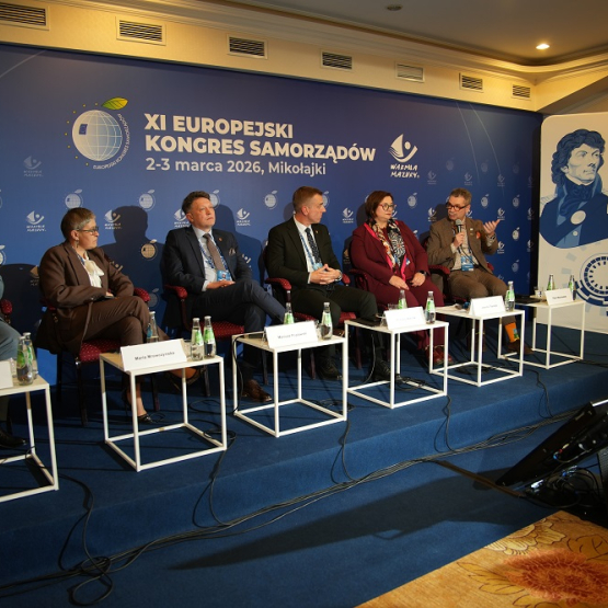 na scenie kilku panelistów