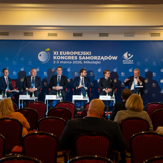 paneliści na scenie