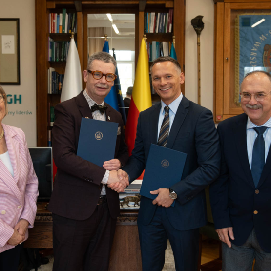 cztery osoby w gabinecie po podpisaniu porozumienia