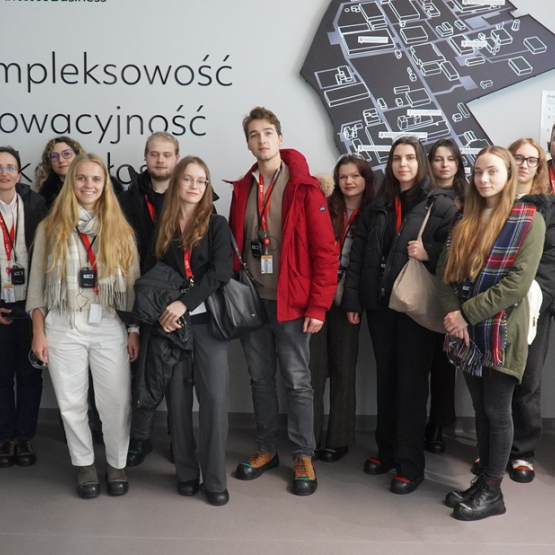 zdjęcie grupowe w środku budynku