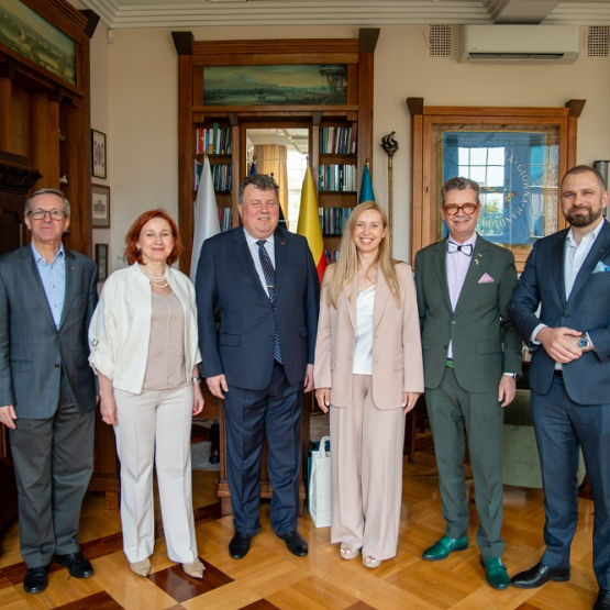 władze uczelni pozują do zdjęcia w gabinecie rektora