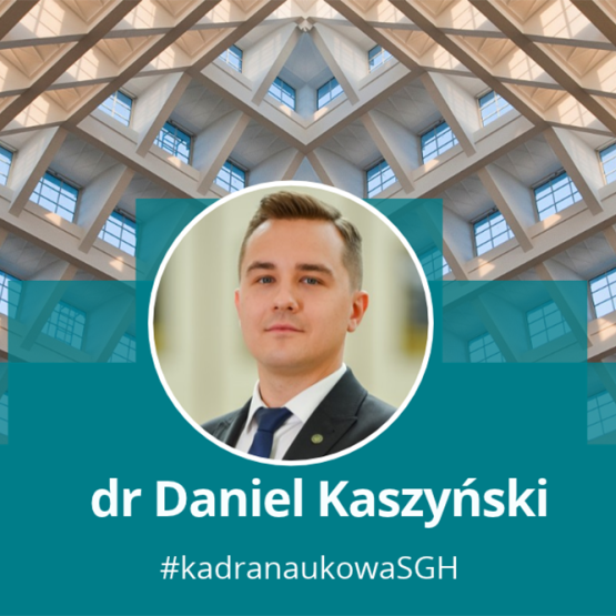 Daniel Kaszyński na tle dachu Auli Spadochronowej