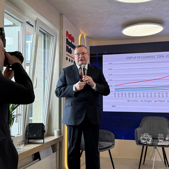 Na zdjęciu jeden mężczyzna z mikrofonem, drugi z kamerą