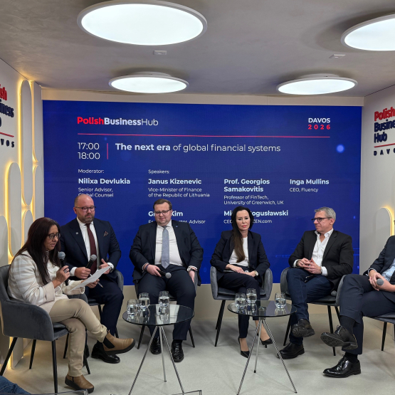 kilka osób rozmawia w studiu telewizyjnym