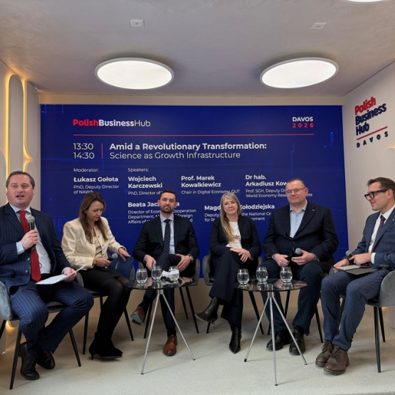 kilka osób rozmawia ze sobą na panelu podczas konferencji