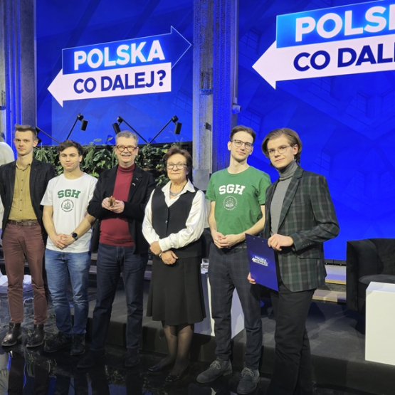 zdjęcie kilkorga osób w zaaranżowanym studiu telewizyjnym 