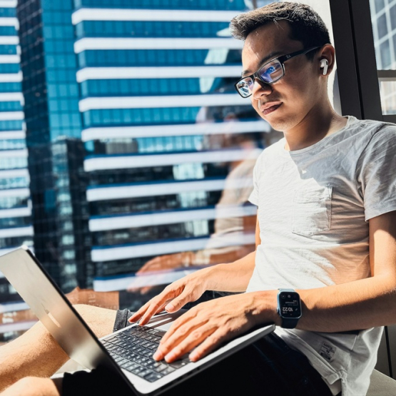 młody mężczyzna piszący na laptopie