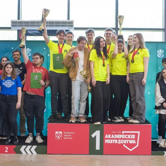 drużyny zawodników w szachach stoją na podium