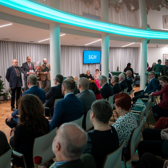 na zdjęciu jubilat przemawiający do dużej grupy osób. Fot. Paweł Gołębiowski