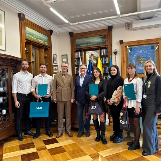 grupa osób pozuje do zdjęcia w gabinecie