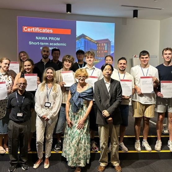 zdjęcie grupowe kilku osób