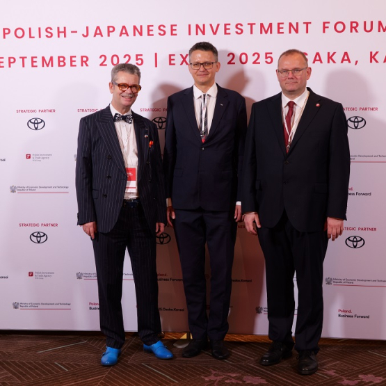 trzech mężczyzn na tle ścianki podczas EXPO 2025