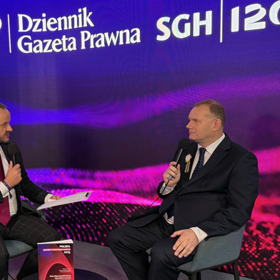 na zdjęciu studio SGH i DGP - rozmowa dwóch osób w studiu na pierwszym planie kamery 