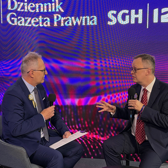 na zdjęciu studio SGH i DGP - rozmowa dwóch osób w studiu 