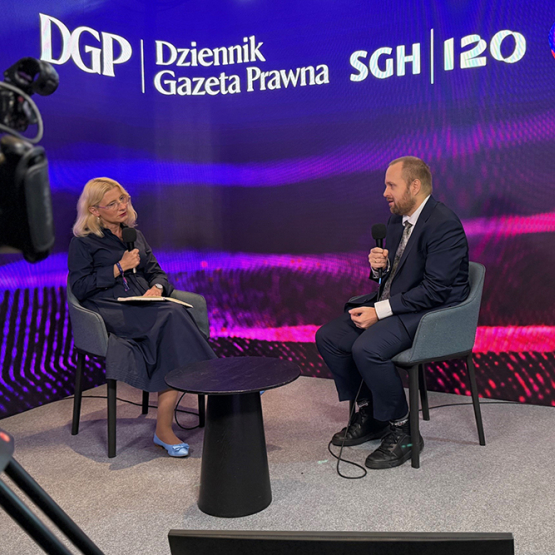 na zdjęciu studio SGH i DGP - rozmowa dwóch osób w studiu 