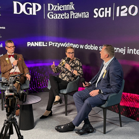 na zdjęciu studio SGH i DGP - rozmowa trzech osób w studiu 