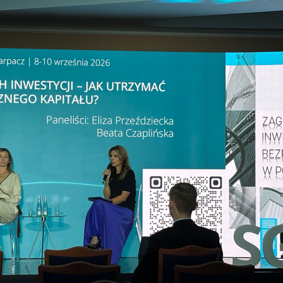 dwie osoby rozmawiają na panelu