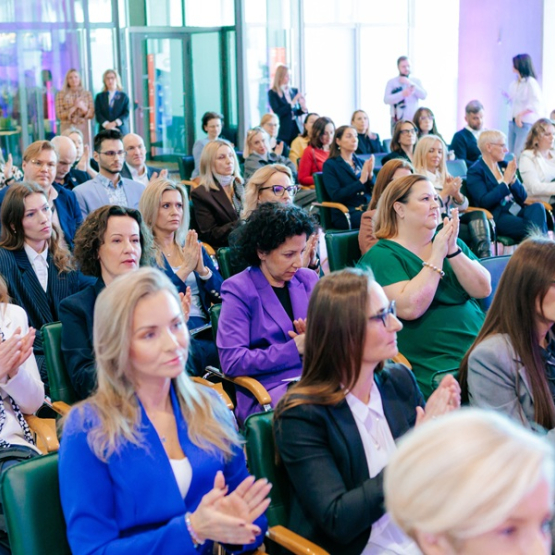 kilkadziesiąt osób siedzi na sali 