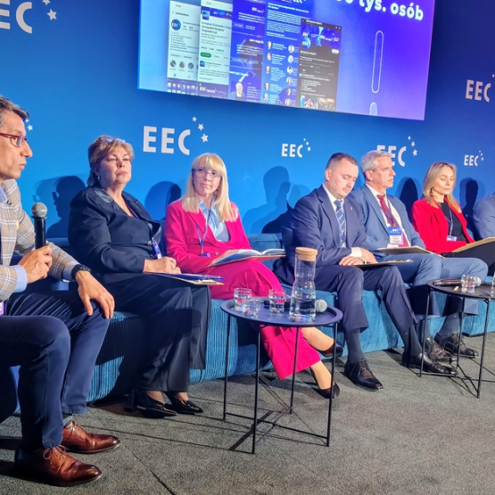 kilkoro osób na panelu