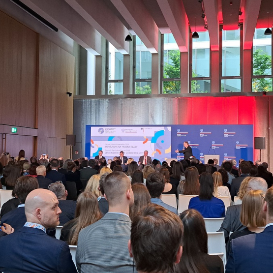 sala konferencyjna wypełniona ludźmi
