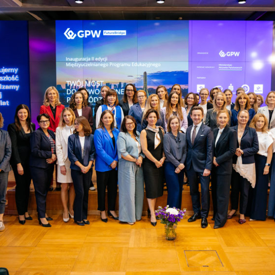 zdjęcie grupowe wewnątrz budynku