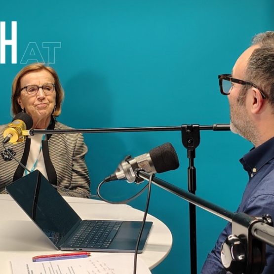 kobieta i mężczyzna rozmawiają na podcaście