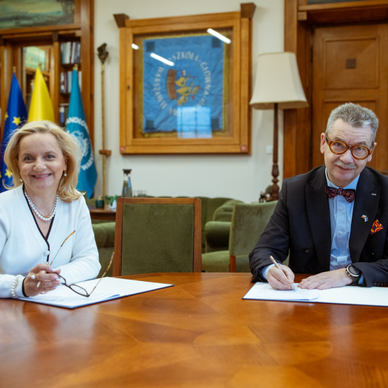 kobieta i mężczyzna podpisują dokument