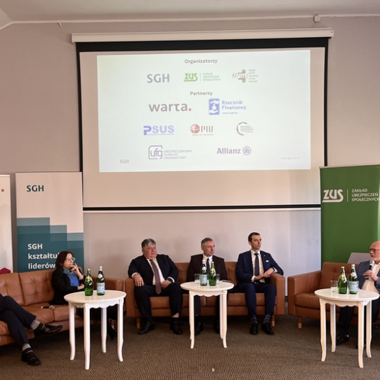 kilka osób dyskutuje na konferencji