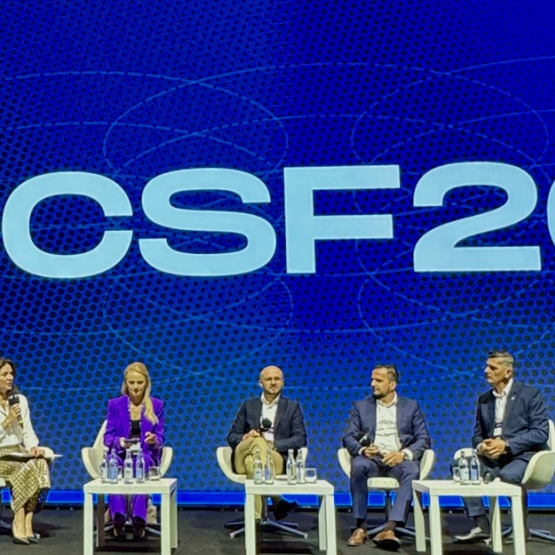 cztery osoby na scenie rozmawia na konferencji