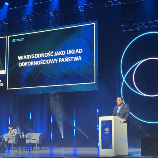 mężczyzna przemawia na kongresie