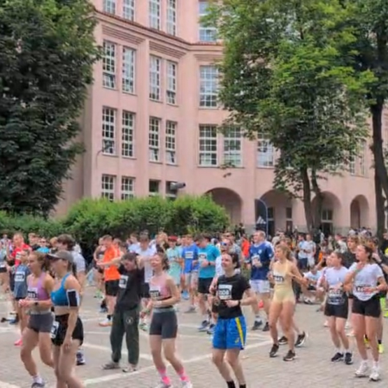 przed budynkiem uczelni rozgrzewka przed biegiem 