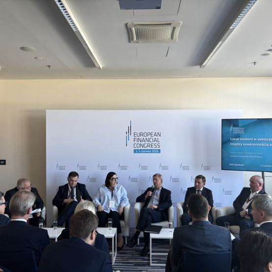 grupa osób na panelu